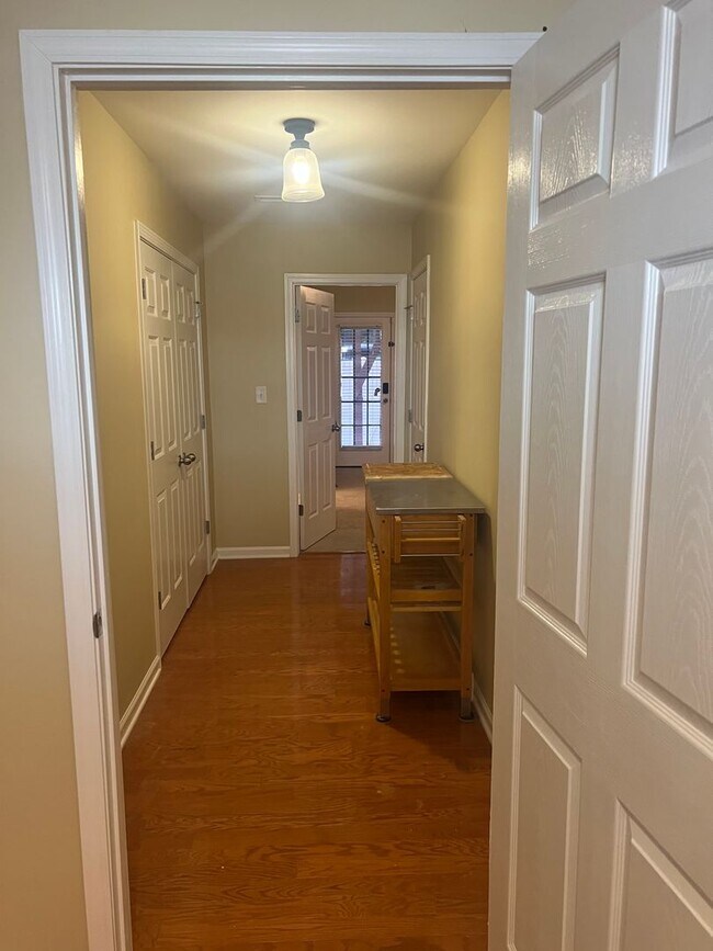 Building Photo - Updated 3-Bedroom 2.5 Bath Townhome in ide...