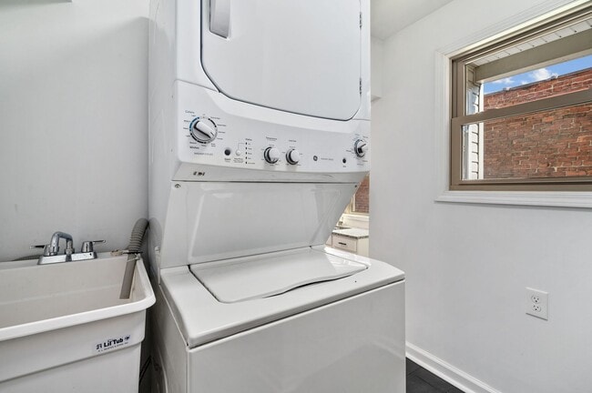 Building Photo - Newly Renovated 5 Bed, 2.5 Bath House in Bloomfield -  Available in May!