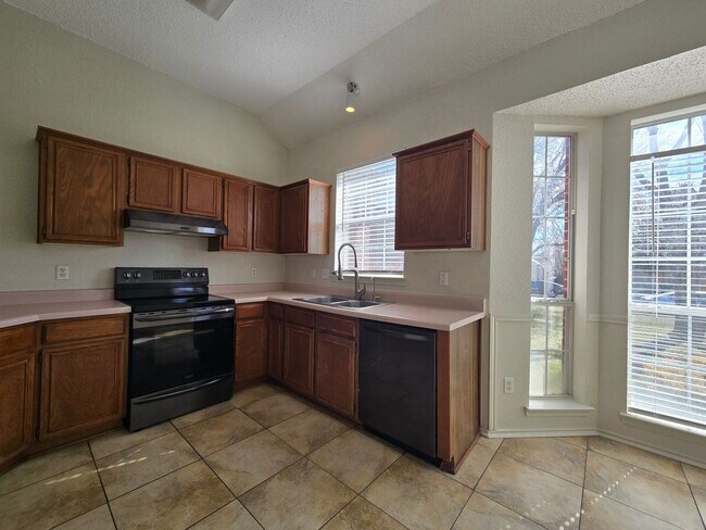 Foto del edificio - PRICE REDUCTION - AVAILABLE NOW!