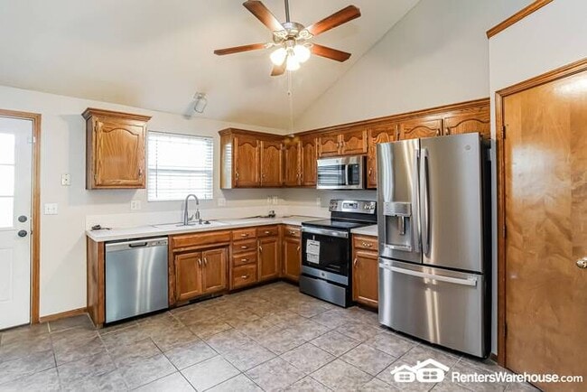 Building Photo - 3 Bed 2.5 Bath in KC North! Available July...