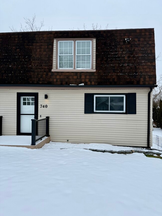 Building Photo - 740 Ridge Rd