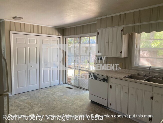Building Photo - 3 br, 1.5 bath House - 2925 Southshore Dr