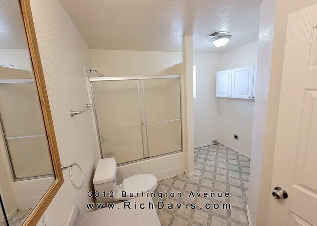 Building Photo - 4 bed, 2 Bath, 1400 sqft with washer/dryer...