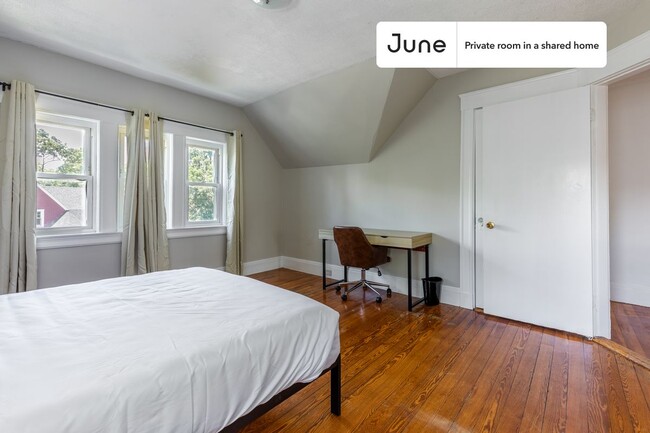 Foto del edificio - Private bedroom in 9 bed/2 bath Home