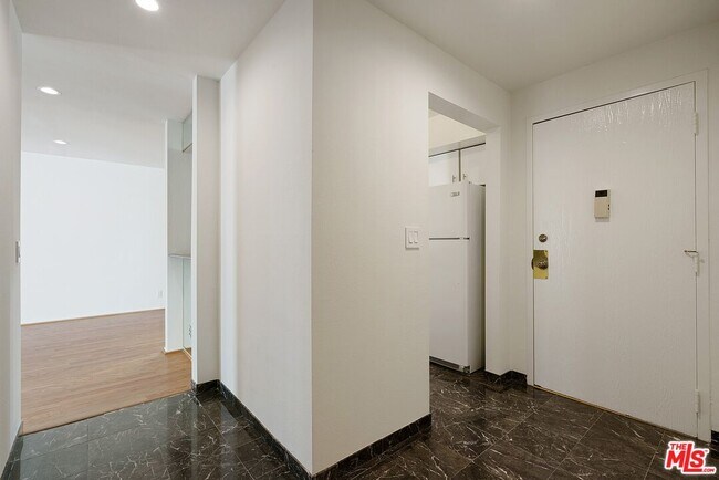 Foto del edificio - 906 N Doheny Dr