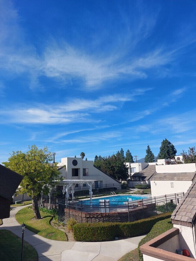 Foto del edificio - AVAILABLE NOW! Ontario Apt. in a gated community