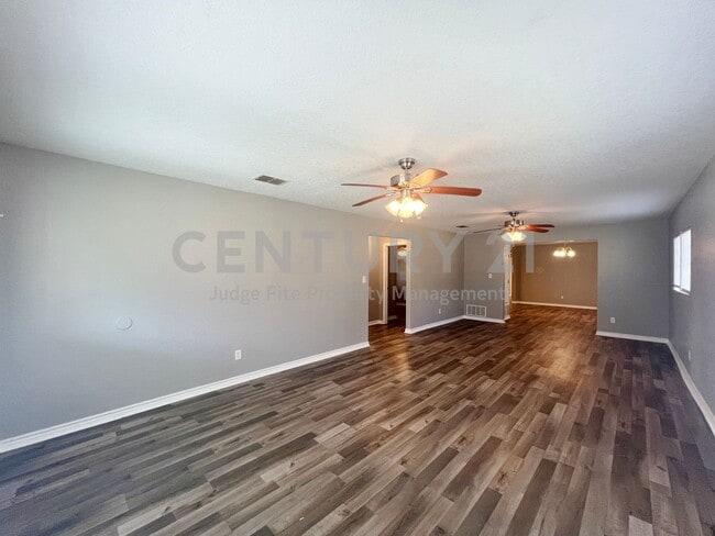Building Photo - 450 Everett Ave