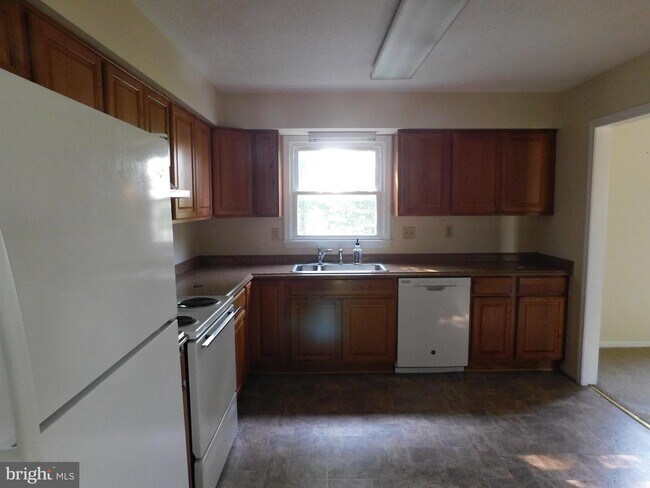 Building Photo - 100 Parkwood Cir