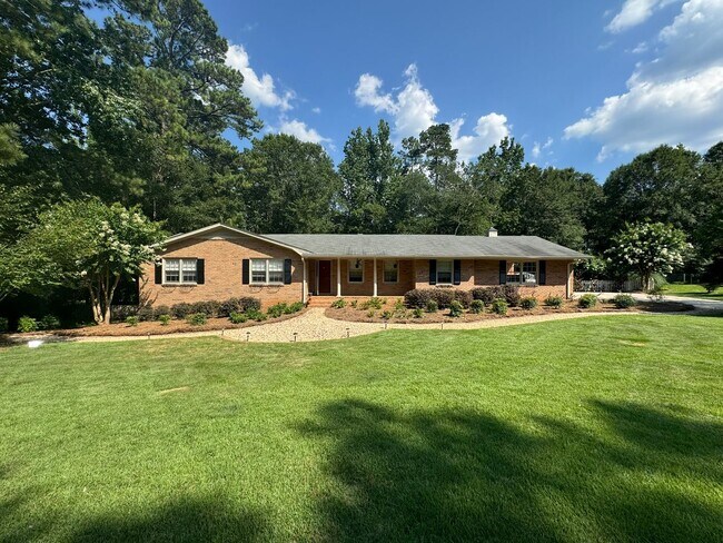 Foto del edificio - Immaculate Brick Ranch with Finished Basem...