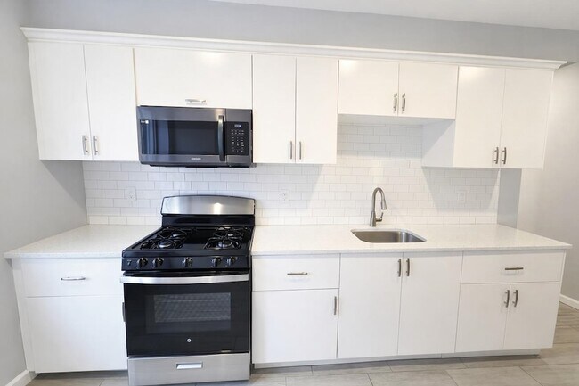 Building Photo - 5114 Hudson Ave