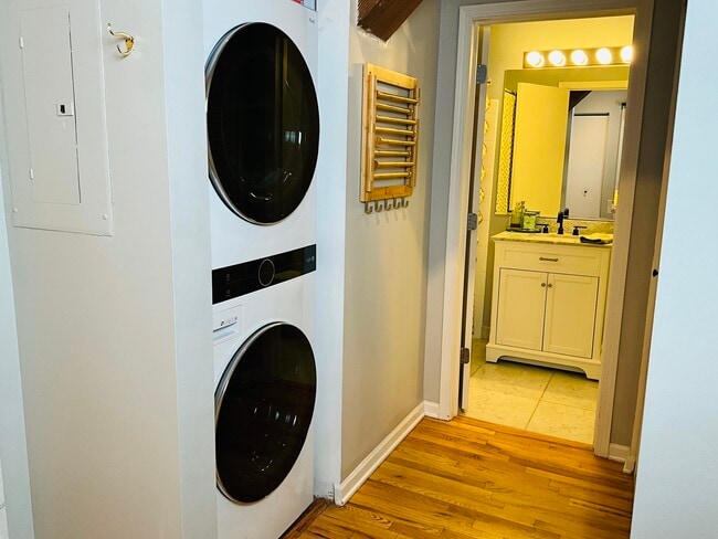 Building Photo - 520 W Huron St