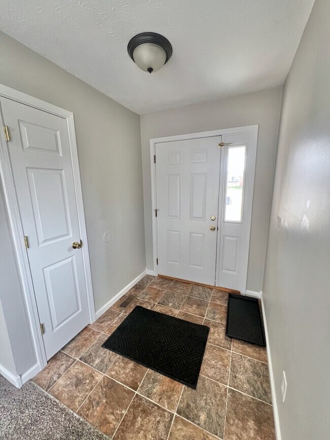 Building Photo - 807 Tamarack Ct