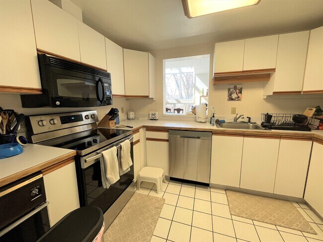 Building Photo - 24 Alton Pl