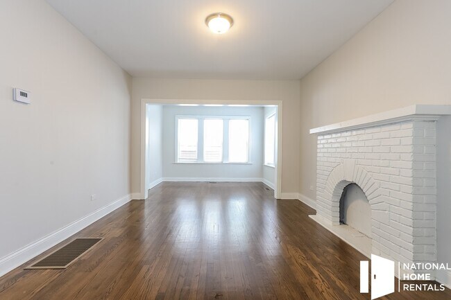 Building Photo - 2858 N Harding Ave
