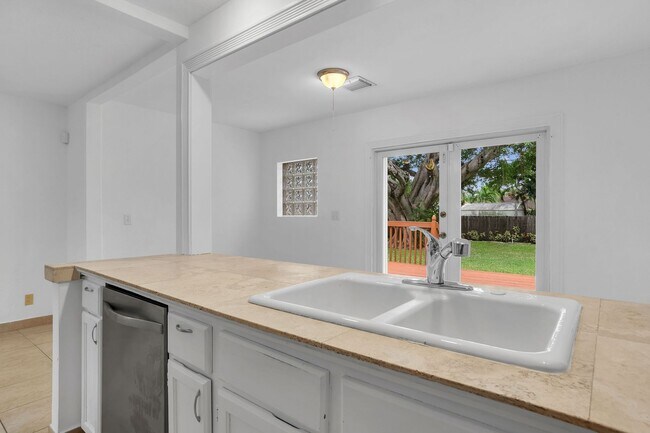 Foto del edificio - Beautiful home in quiet neighborhood