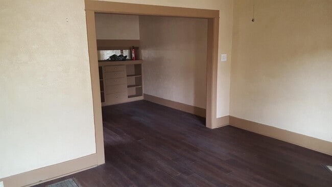 Photo - 916 E 6th St House