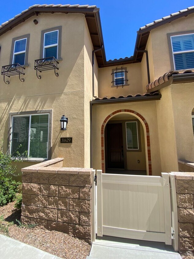Foto principal - Like New 2 Bed 2 Bath Condo in Temecula