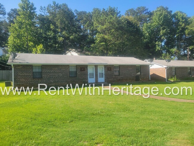 Foto del edificio - GORGEOUS BRICK RANCH / DUPLEX WITH UPGRADES GALLORE/ GREAT LOCATION