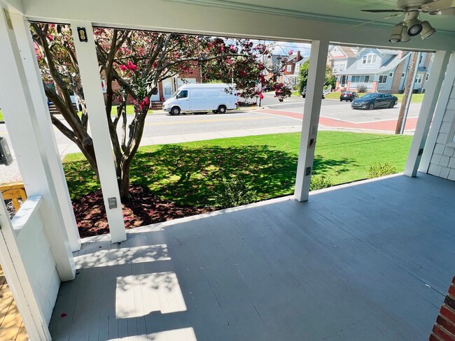 Building Photo - Completely Renovated 4BR Beach Cottage! Tw...