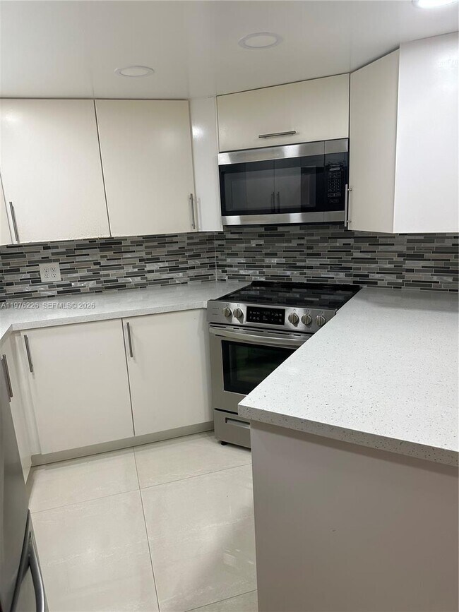 Foto del edificio - 8333 Lake Dr