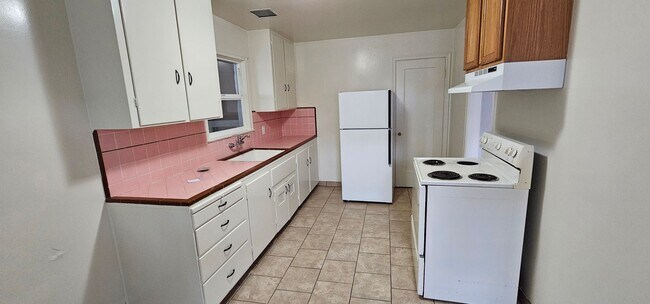 Building Photo - 1 Bedroom 1 bath Cottage home For Rent, Ol...