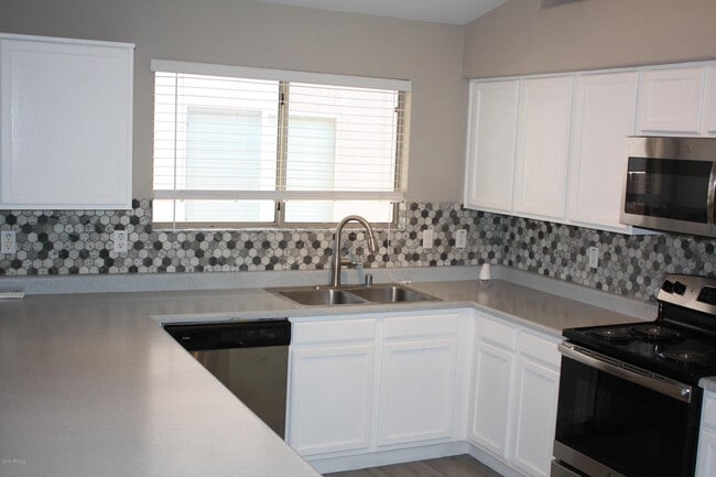 Building Photo - 6123 N 135th Dr