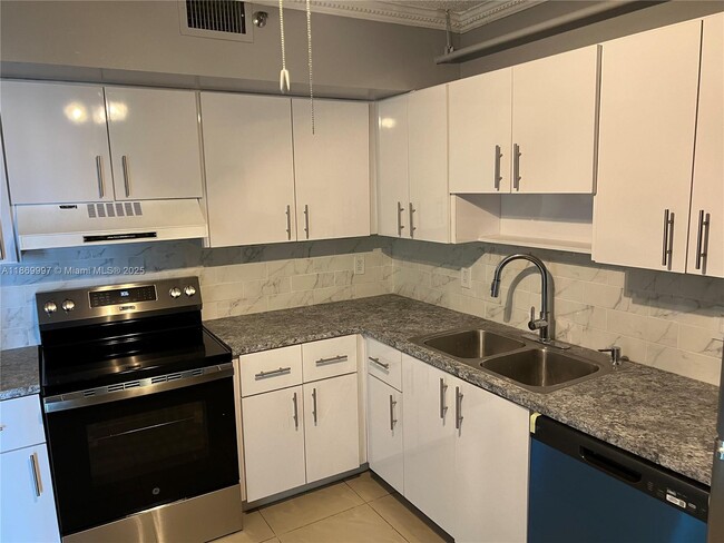 Foto del edificio - 919 Hillcrest Dr
