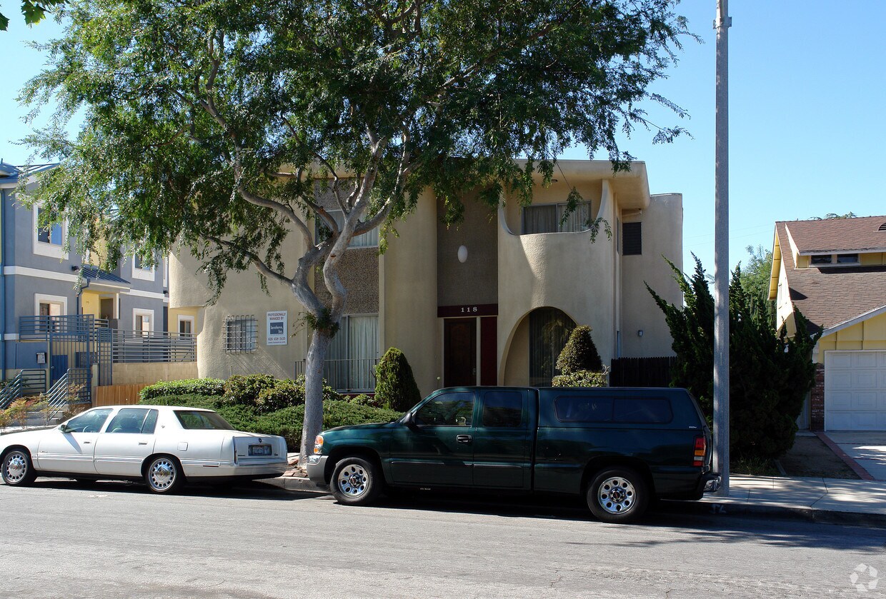 Foto del edificio - 118 W 64th Pl