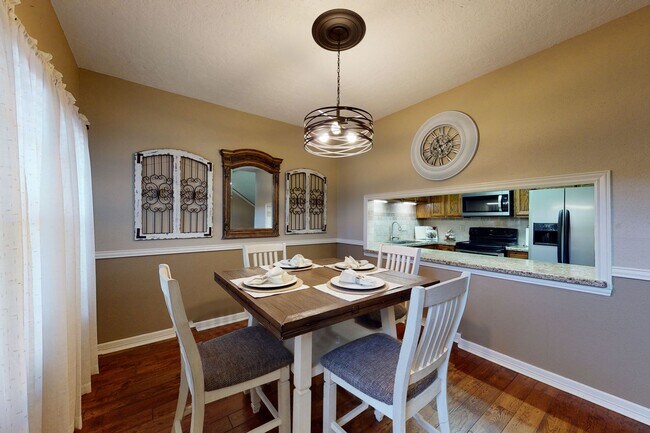 Foto del edificio - Adorable 3 Bed Townhome Pre-Leasing July 2026!