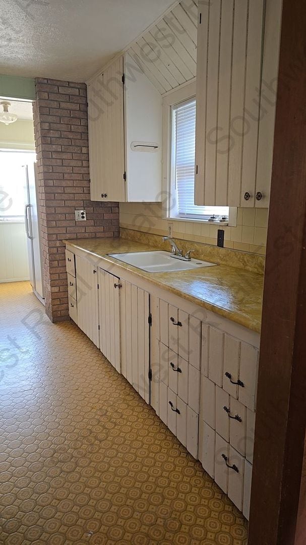 Building Photo - Spacious 2 bedroom 1 bath with large garage.