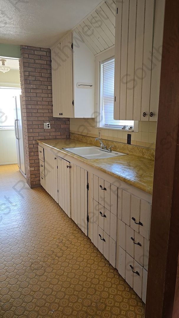Foto del edificio - Spacious 2 bedroom 1 bath with large garage.