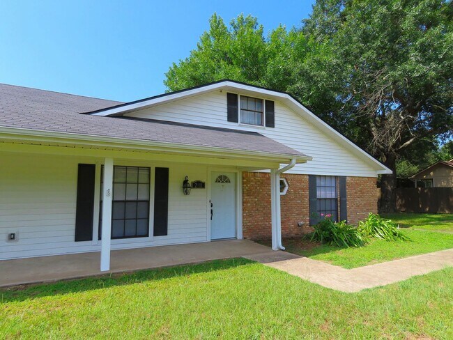 Building Photo - Lawn Care Included! Lovely 3 Bedroom, 2 Ba...