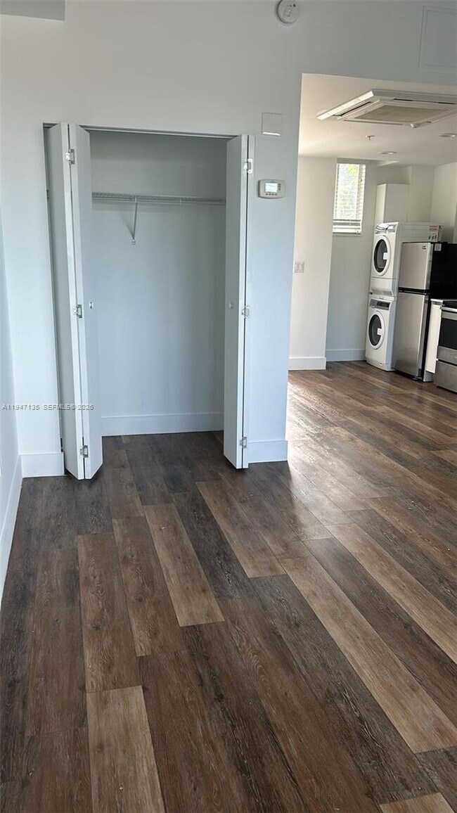 Building Photo - 141 NW 16th Ave