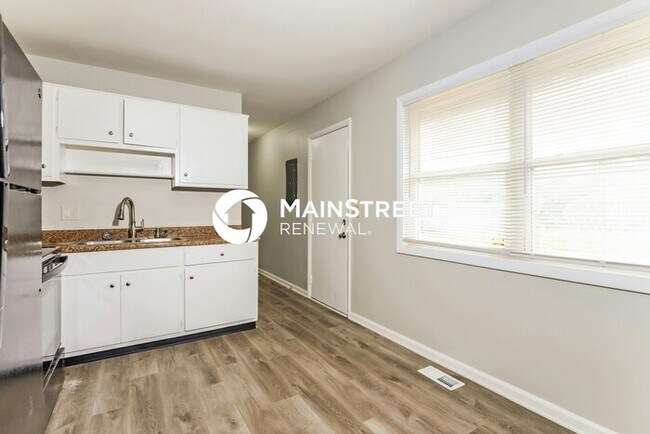 Foto del edificio - 3 Bedroom Pet-Friendly Home in Indianapolis, IN with Main Street Renewal
