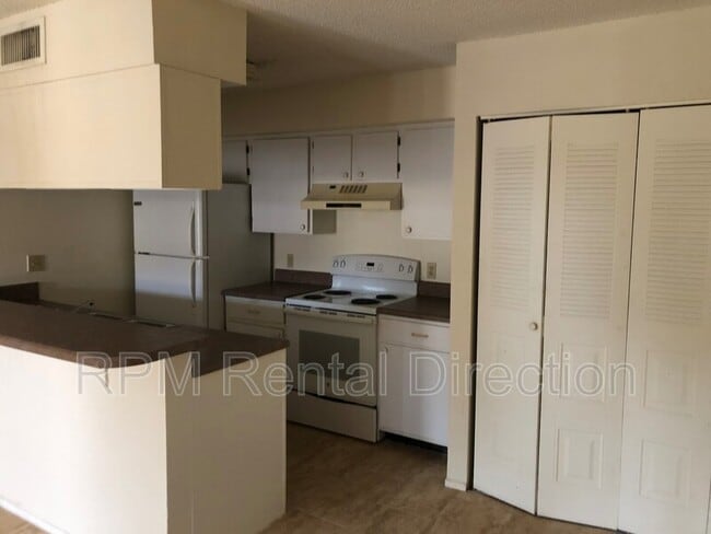 Building Photo - 5323 Summerlin Rd