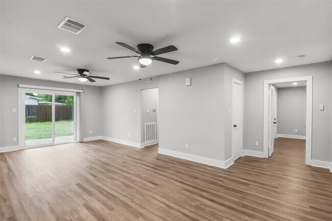 Building Photo - 5105 Oak Ave