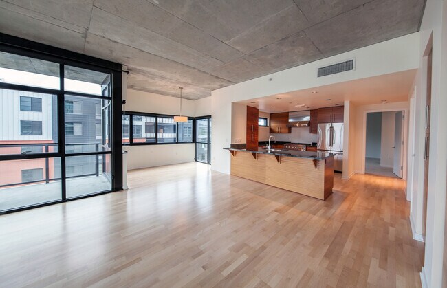 Foto del edificio - Spacious Luxury Riverfront Condo Near NW 23rd! Parking, Storage, Most Utilities Included!