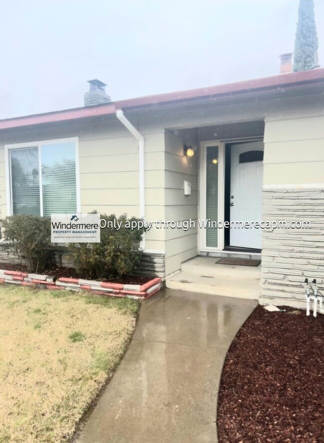 Building Photo - Cozy Three Bedroom Home- Available Now!