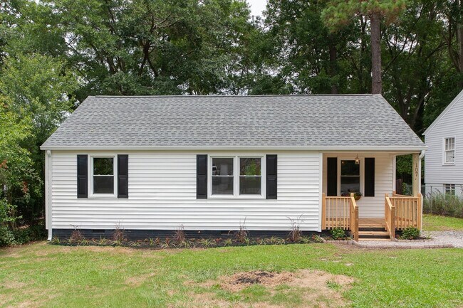 Foto del edificio - Look for the Cute Yellow Door! New Deck an...