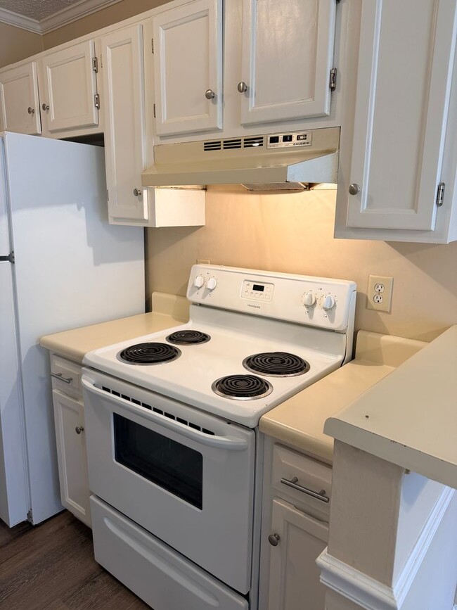 Building Photo - Charming Townhouse in East Cobb!