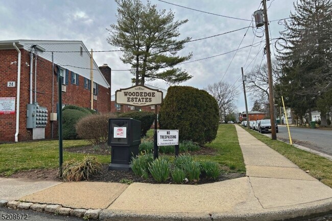 Foto del edificio - 24 Woodedge Ave