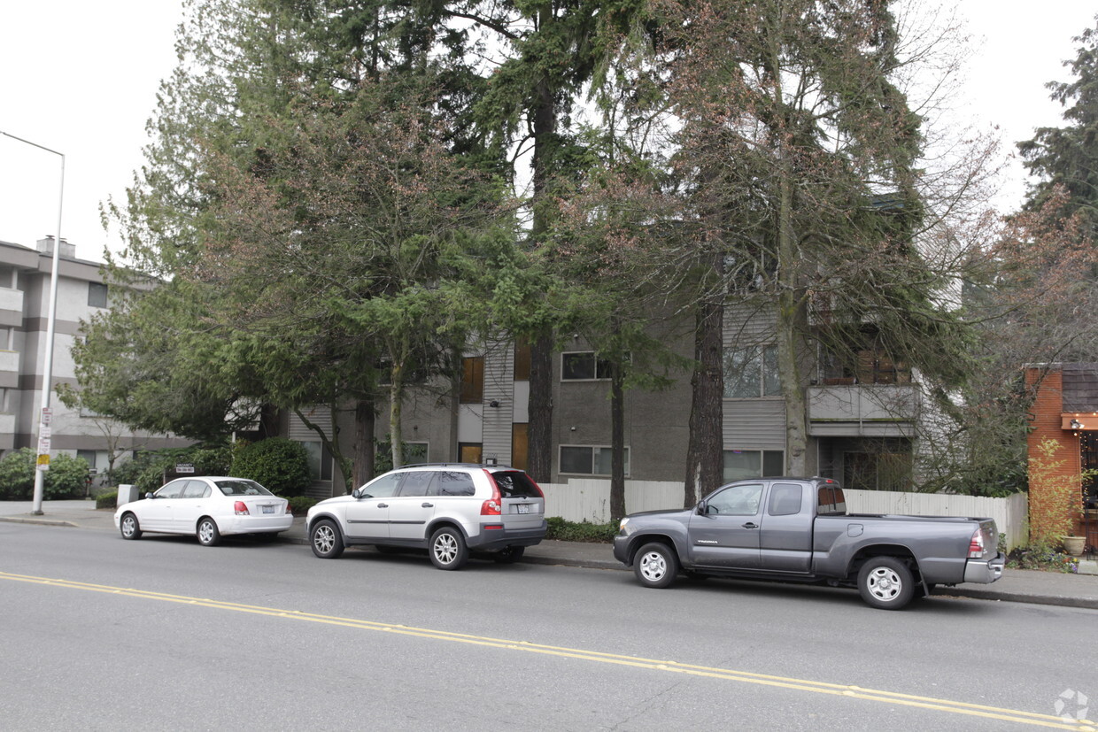 Building Photo - The Pinehurst Apartments