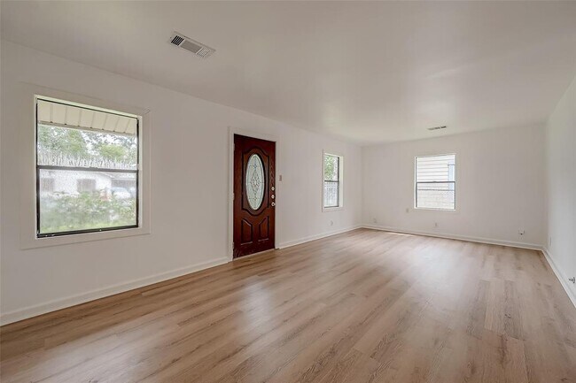 Building Photo - 2051 Santa Rosa St