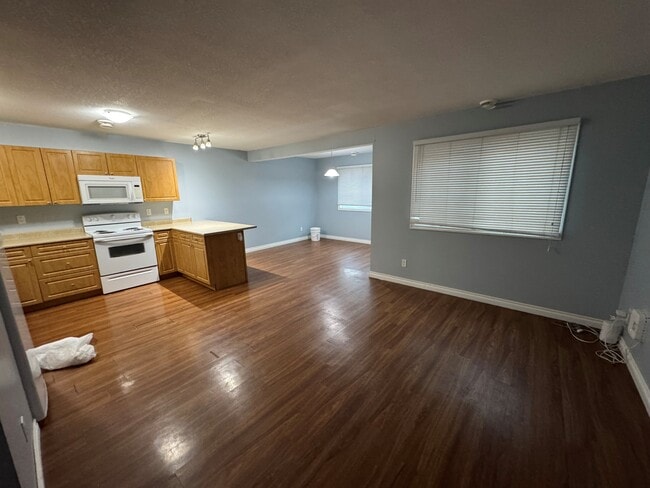 Building Photo - 804-888 88 Ave