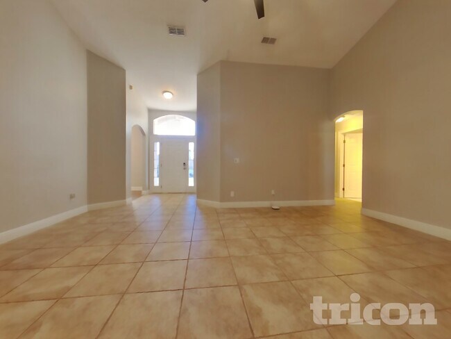 Building Photo - 10902 Versailles Blvd