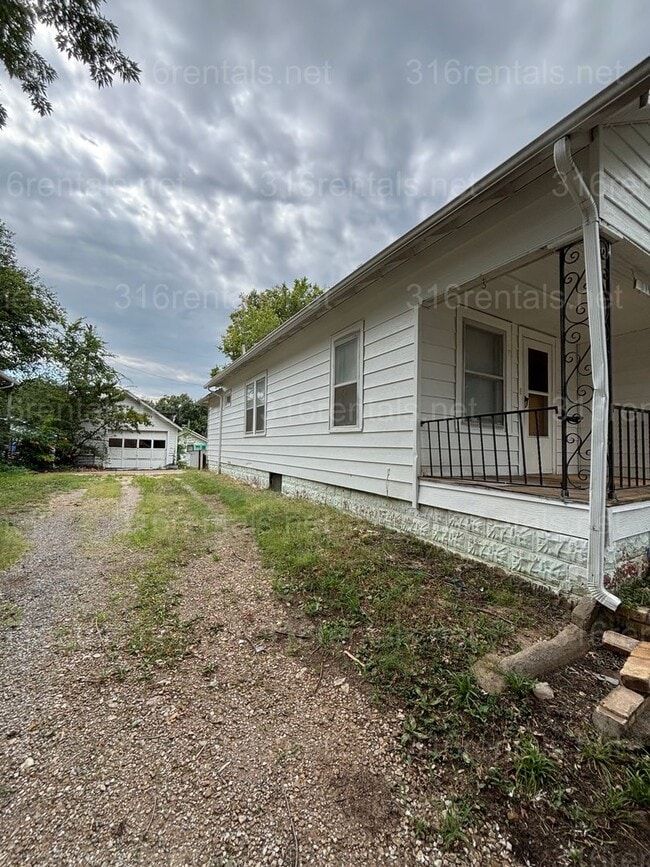 Building Photo - Two bedroom one bath house available now