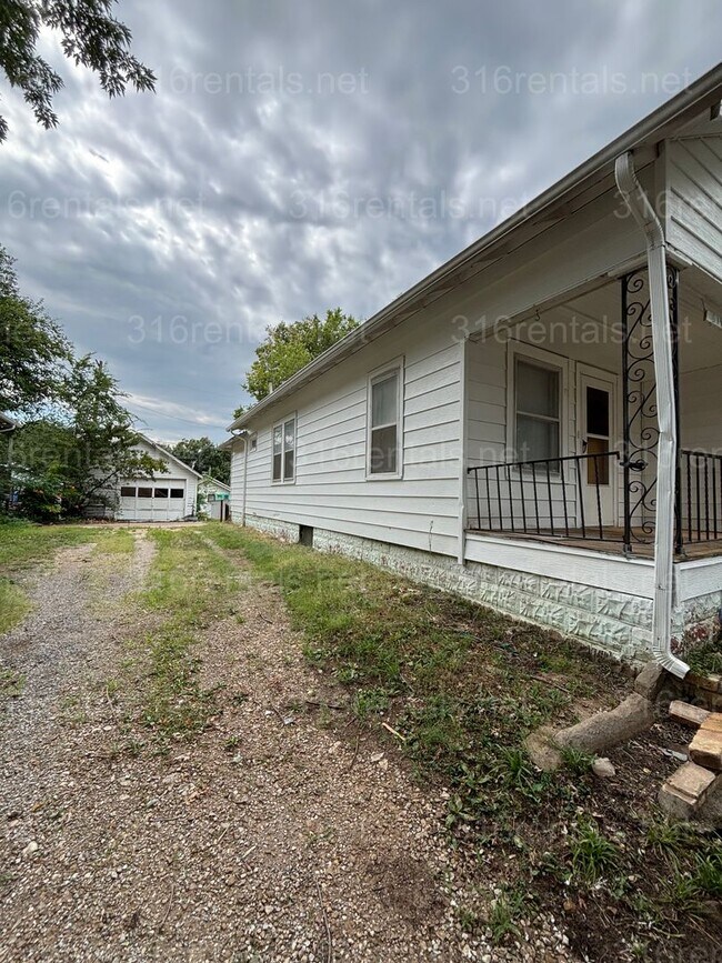 Foto del edificio - Two bedroom one bath house available now