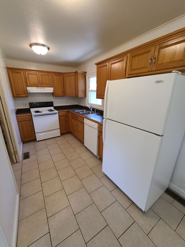 Building Photo - Like new 3 bedroom 1 Bath