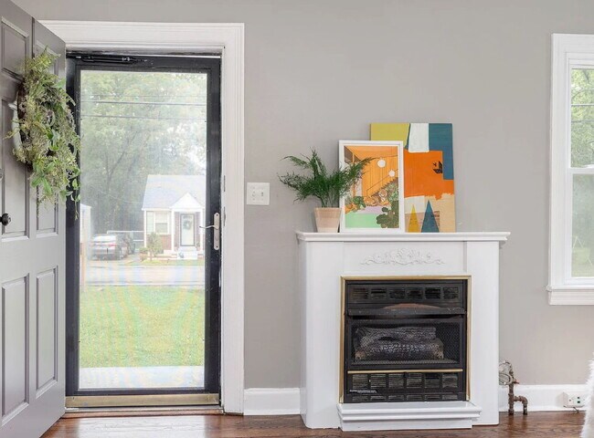 Foto del edificio - Vintage Charm, Modern Comfort & a Fully Fenced Backyard in Madison