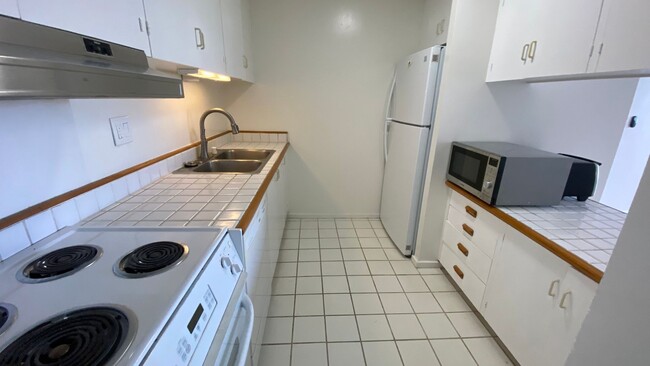 Building Photo - Newly renovated 2bedroom unit in metro Hon...